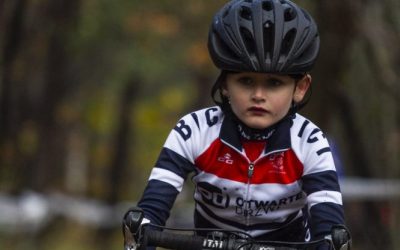 Jamie Cornelis van DJR levert strijd in veldrit bij De Kogelvanger