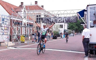 Maikel Stam wint Ronde van Raamsdonksveer. Denly van Wijnbergen 2e bij de nieuwelingen
