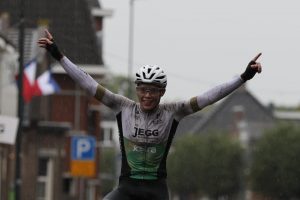 Frank van den Broek juichend over de finish in 52e Ronde van Midden Brabant